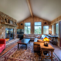 flat-tops-hunting-cabin-family-room